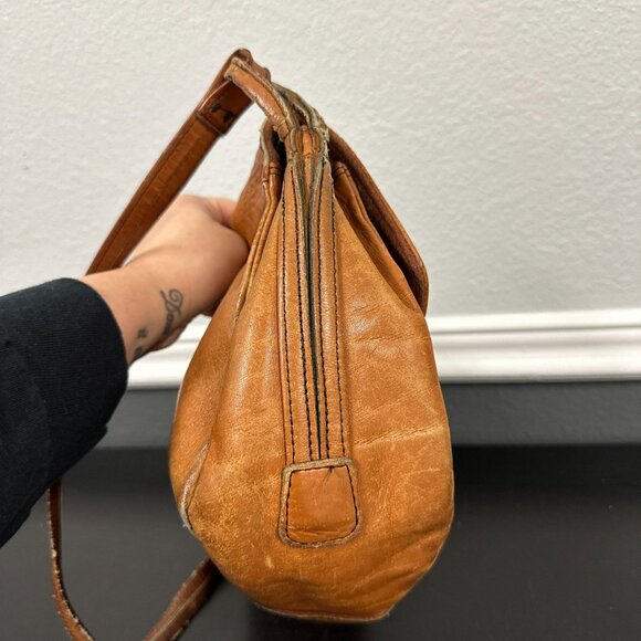 Vtg 60s 70s Tan Leather Womens Flap Shoulder Satchel Bag Purse Hippie Boho - Picture 8 of 9